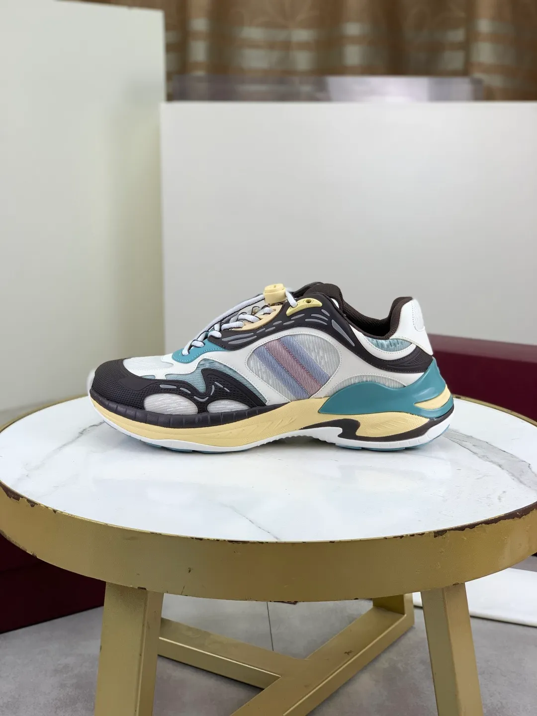 Men's shoes 💰P980 new style 💰 Gucci, couple style, women's style will be released later, new 2.0 futuristic sneakers‼ ️A pair of subversive sneakers is here. Gucci 2.0, a full series of 4 colors with key investment, smart silhouette: slightly curved forefoot design, you can clearly feel the propulsion when commuting and trotting, and it can enhance the sense of line extension when paired with wide-leg pants or cycling pants. EVA thick soles not only have a comfortable height-increasing effect, but also reduce weight (it actually lasts 3 hours of shopping without tiring your feet!) Highlight moments for lazy people: 2. Just choose it for airport wear! You can take them off in seconds after passing the security check (you can put them on as soon as you lift the heel strap), because the shoes come with a sliding buckle, so no need! ! Tie your shoes. Really achieve the sense of relaxation that goes with you. Size: Female 35-40 Male 39-45